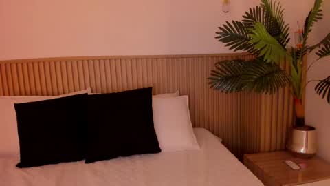 samantha_sra_ online show from May 15, 2:05 am