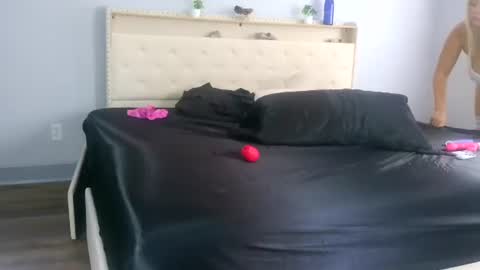 Samatha James online show from April 5, 8:30 pm