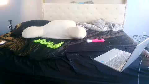 Samatha James online show from April 4, 8:29 pm