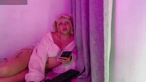 sandy_straw online show from October 17, 4:37 am