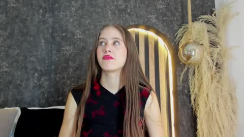 sara__jones_ online show from February 5, 8:14 pm