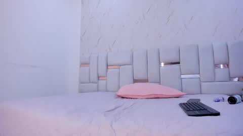 sara_sm1th_ online show from April 25, 12:52 pm