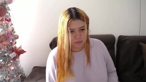 Snapshot of sara_winehouse1 chatting on December 23, 12:30 pm 1 online show from December 23, 12:30 pm