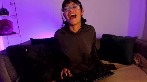 saraa_lee856 online show from May 9, 1:51 am