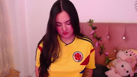 Snapshot of saraa_swett chatting on February 4, 2:32 pm online show from February 4, 2:32 pm