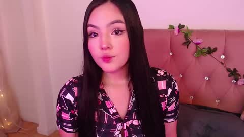 Snapshot of saraa_swett chatting on March 10, 2:26 pm online show from March 10, 2:26 pm