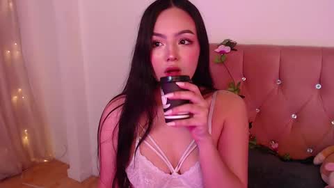 Snapshot of saraa_swett chatting on February 19, 2:23 pm online show from February 19, 2:23 pm