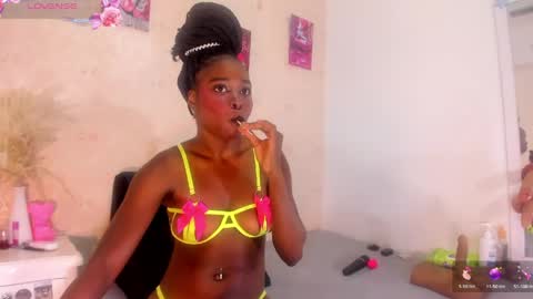 saraacollinss online show from May 25, 9:03 pm