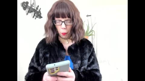 Snapshot of saradesirexo chatting on February 13, 2:23 am Sara Desire online show from February 13, 2:23 am