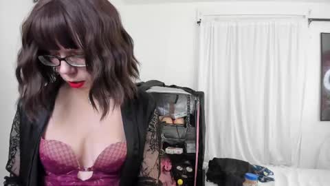 Snapshot of saradesirexo chatting on March 6, 9:03 am Sara Desire online show from March 6, 9:03 am