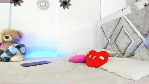 sarah_lowee online show from May 23, 12:31 am