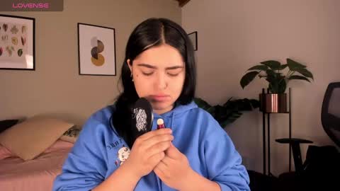 Snapshot of sarah_volkov chatting on December 15, 1:43 pm online show from December 15, 1:43 pm