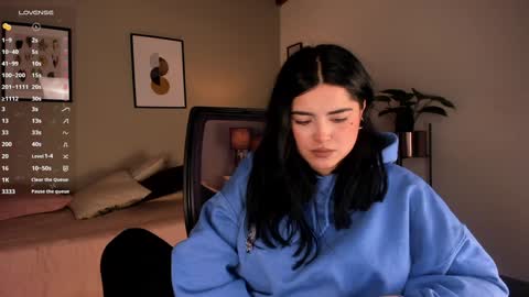 Snapshot of sarah_volkov chatting on December 12, 9:15 pm online show from December 12, 9:15 pm