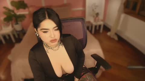 Snapshot of sarah_volkov chatting on March 7, 5:08 am online show from March 7, 5:08 am