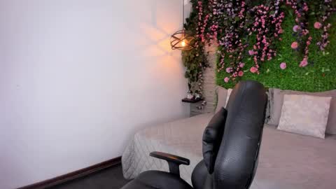 Sarah Deyvis online show from January 13, 2:32 pm