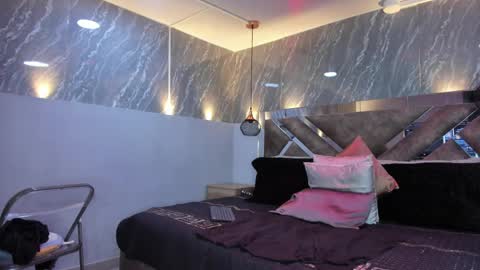 Sarah Deyvis online show from April 2, 1:41 pm