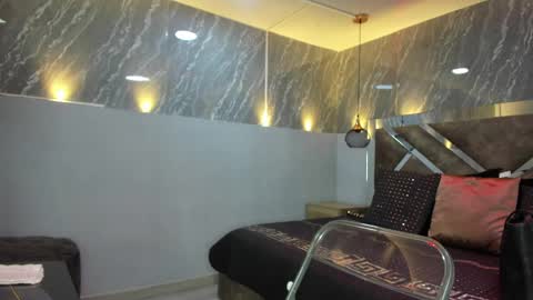 Sarah Deyvis online show from April 6, 1:01 pm