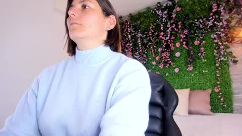 Sarah Deyvis online show from April 7, 2:30 pm