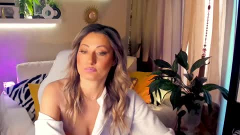Divine Sarah NONUDE model online show from May 11, 8:05 am