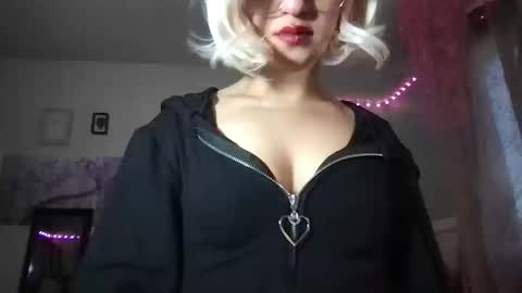 saraxcxo online show from October 9, 10:25 pm