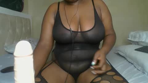 sassie_bee online show from December 9, 11:34 pm
