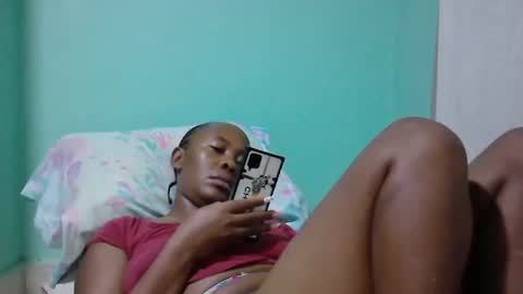 Snapshot of sassy_bella chatting on February 5, 6:35 am sassy_bella online show from February 5, 6:35 am