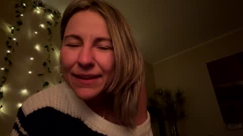 Snapshot of sassyella chatting on December 15, 8:52 am Sassyella online show from December 15, 8:52 am