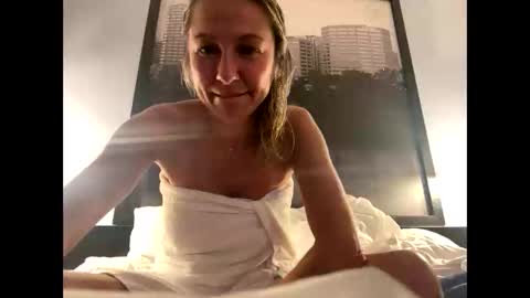 Snapshot of sassyella chatting on September 15, 2:31 am Sassyella online show from September 15, 2:31 am