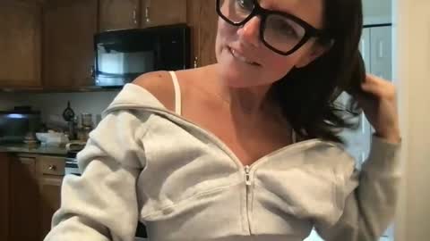 sassynsweetmilf online show from May 22, 5:22 pm