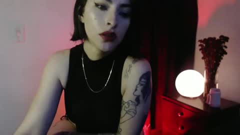 Snapshot of satansbabenia_v chatting on October 27, 12:17 am Nia online show from October 27, 12:17 am