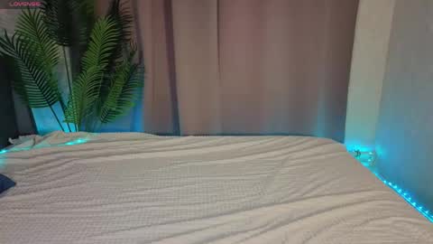 Kira  GMT 7 Mon Thu-Sun  0800am-0200pm  online show from May 6, 9:35 am