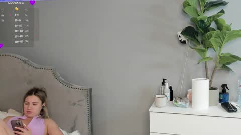 Sayuri online show from April 8, 1:57 pm