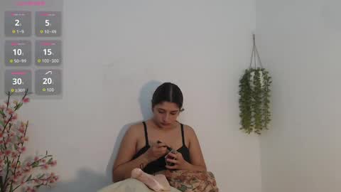 scarlet_100 online show from May 3, 2:37 am