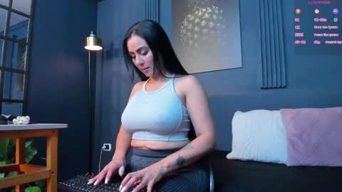 Scarlet Edwars online show from May 25, 6:18 pm