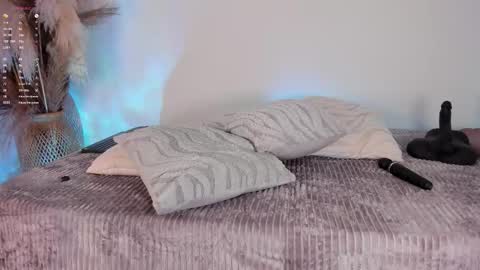 scarlet  online show from March 7, 12:12 pm