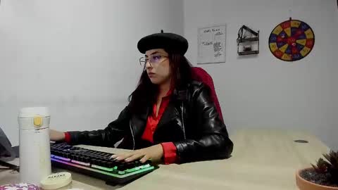 Snapshot of scarlett_sen chatting on January 22, 1:53 pm Mistress Scarlett online show from January 22, 1:53 pm