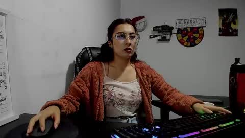 Snapshot of scarlett_sen chatting on January 4, 2:35 pm Mistress Scarlett online show from January 4, 2:35 pm