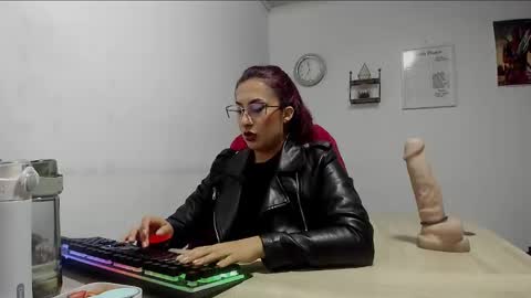 Snapshot of scarlett_sen chatting on February 25, 12:27 pm Mistress Scarlett online show from February 25, 12:27 pm
