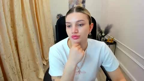 selenaemoore online show from June 17, 4:03 am