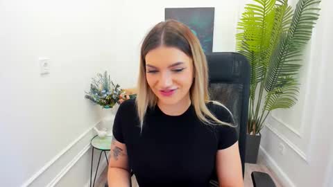 selenaemoore online show from October 5, 7:41 pm