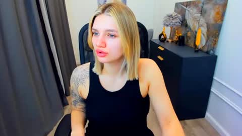 selenaemoore online show from May 5, 3:42 am
