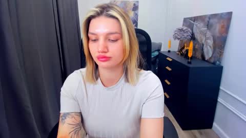 selenaemoore online show from May 22, 9:51 am