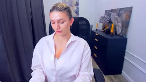 selenaemoore online show from May 23, 9:51 am