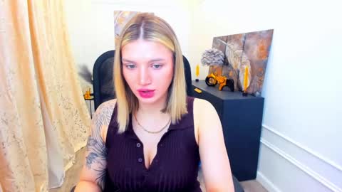 selenaemoore online show from May 27, 3:47 am