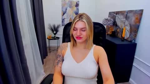 selenaemoore online show from May 1, 3:54 am