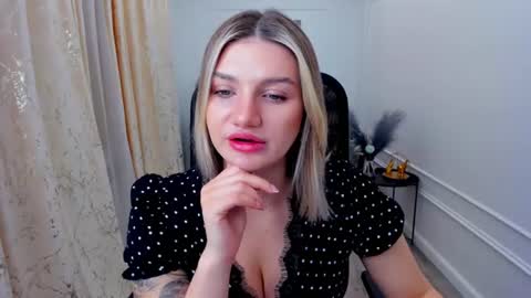selenaemoore online show from June 18, 4:03 am