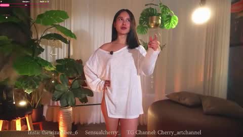 Maria- OF sensual bee online show from November 11, 9:45 pm