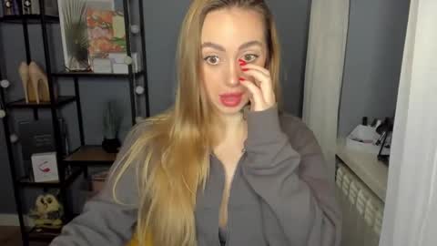 C o r a l i e online show from December 7, 8:11 am