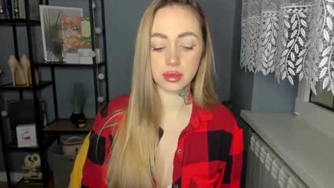 C o r a l i e online show from December 24, 8:11 am