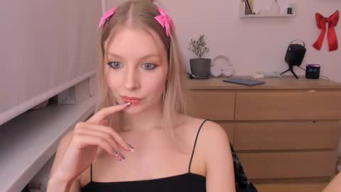 Snapshot of sexy_misses19 chatting on February 21, 4:48 pm Ellie Mia online show from February 21, 4:48 pm